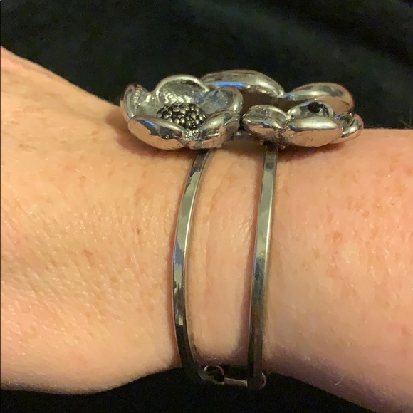 Silver flower clasp bracelet - Picture 3 of 4
